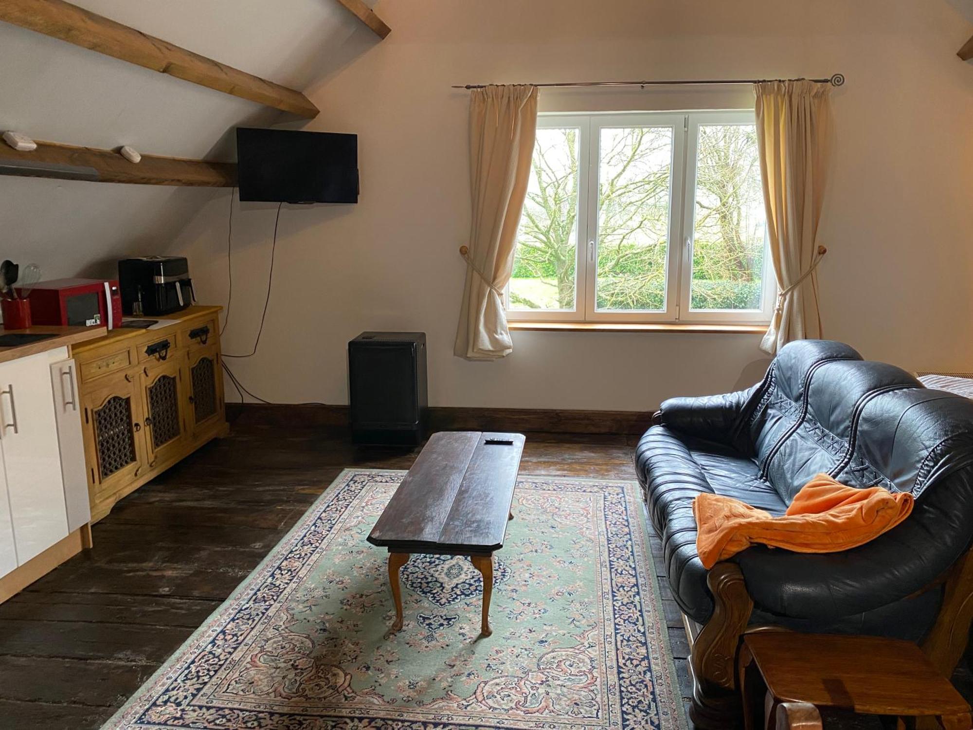 Spacious, Rustic Studio Space For 2 Persons Saint-Cyr-du-Bailleul Eksteriør bilde