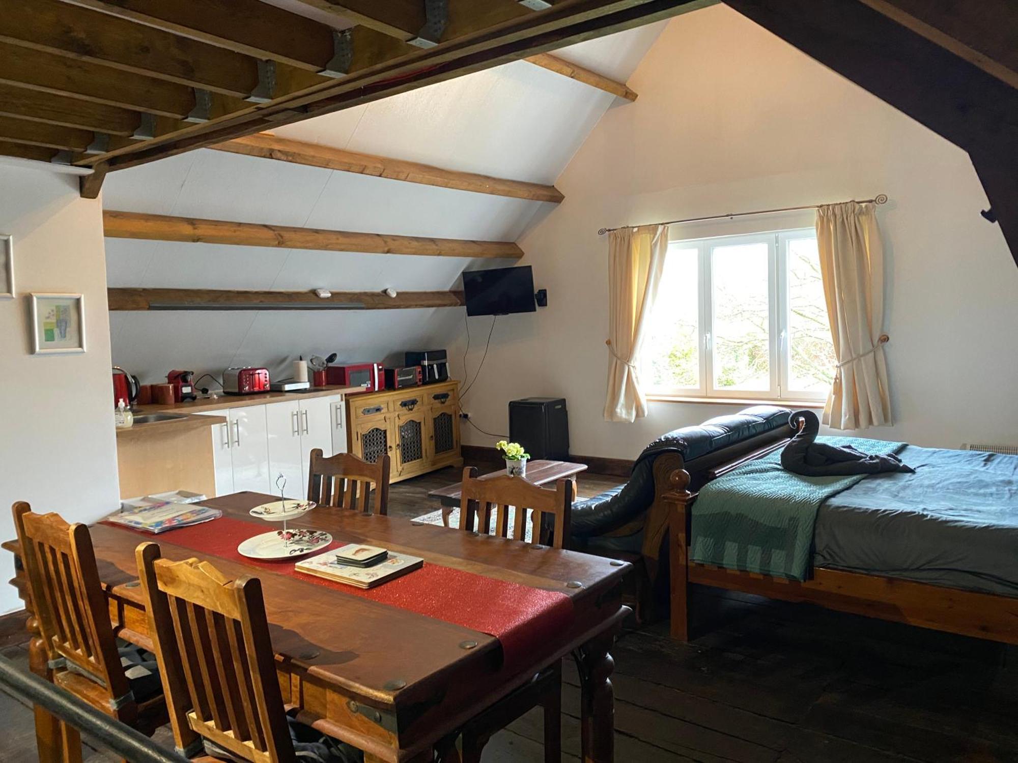 Spacious, Rustic Studio Space For 2 Persons Saint-Cyr-du-Bailleul Eksteriør bilde